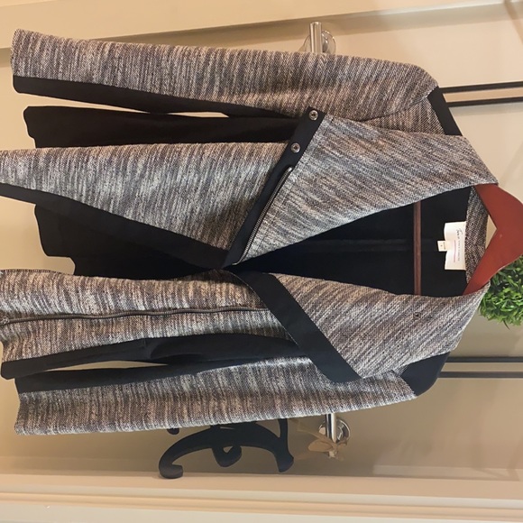 Vince Camuto ladies S suit or casual light jacket. Barely worn, can’t tell - Picture 4 of 5